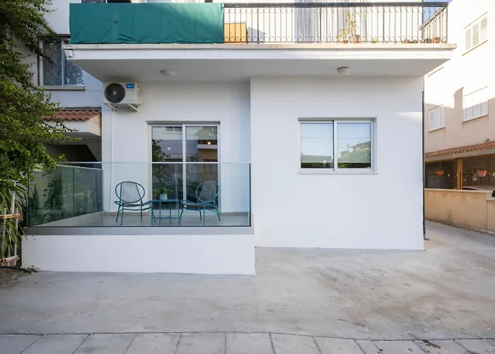 アパート Near Center 1 Bedroom Flat ニコシア